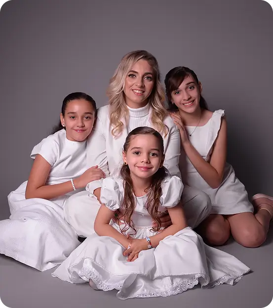 Daphne Lucchesi com as três filhas
